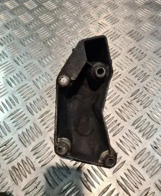 Engine mounting bracket