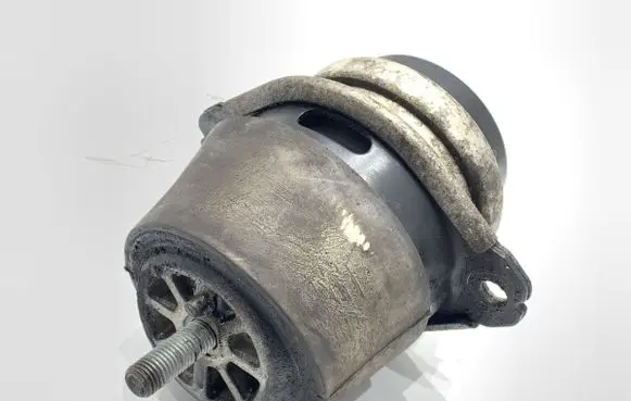 Engine mount vacuum valve