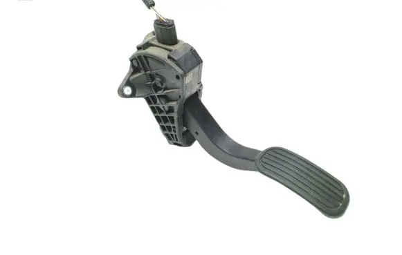 Accelerator throttle pedal