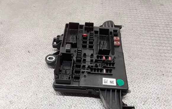Opel Insignia A Fuse module 13277321