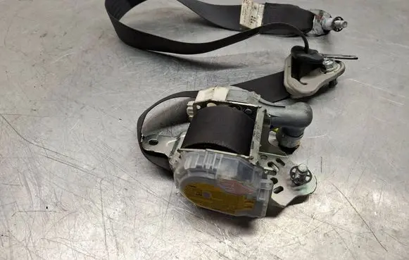 Subaru Forester SH Front seatbelt 7R3010P 0437088
