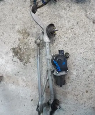 Nissan Leaf II (ZE1) Front wiper linkage and motor