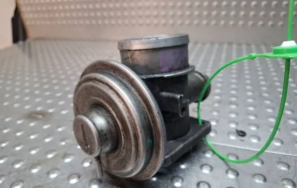BMW 7 E65 E66 EGR valve S27705879 7785452