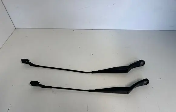 Front wiper blade arm