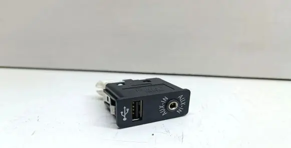 BMW 5 F10 F11 AUX in-socket connector 9237653 84109237653