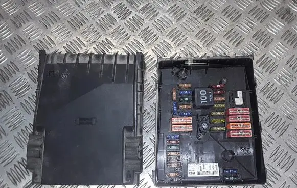 Volkswagen Golf IV Fuse module 1k0937125
