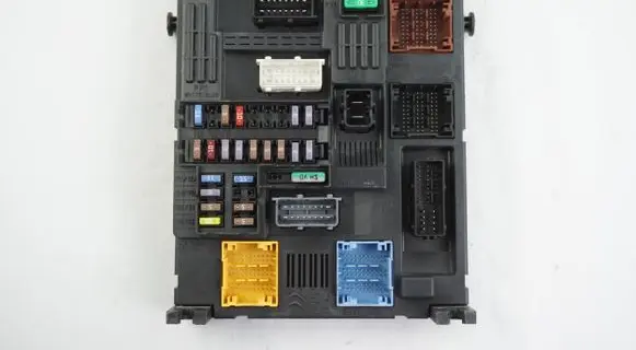 Peugeot 5008 II Fuse module 9819855180