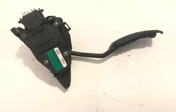Accelerator throttle pedal
