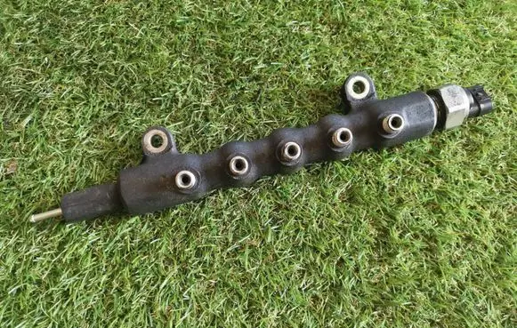 Toyota Avensis T250 Fuel distributor 