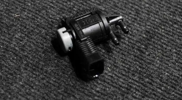 Volkswagen Touareg II Turbo solenoid valve 1K0906283A