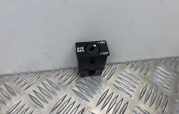 Passenger airbag on/off switch