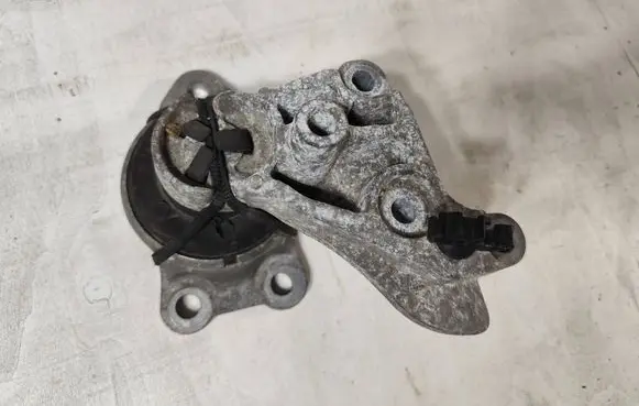 Renault Megane III Engine mounting bracket A319CD3