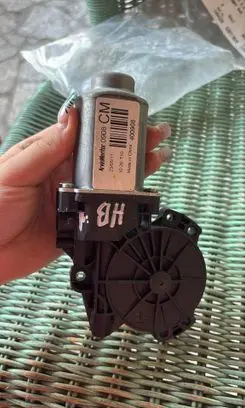 Hyundai Santa Fe Rear door window regulator motor 834602B000