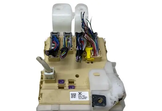 Toyota Auris E180 Fuse module 8922102480 50122230 63583367