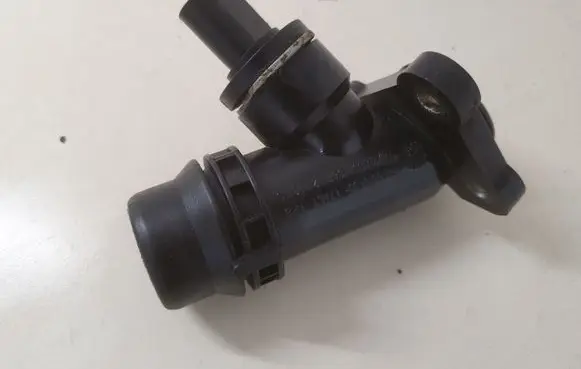 Volkswagen PASSAT B6 Engine coolant pipe/hose 06F121131C