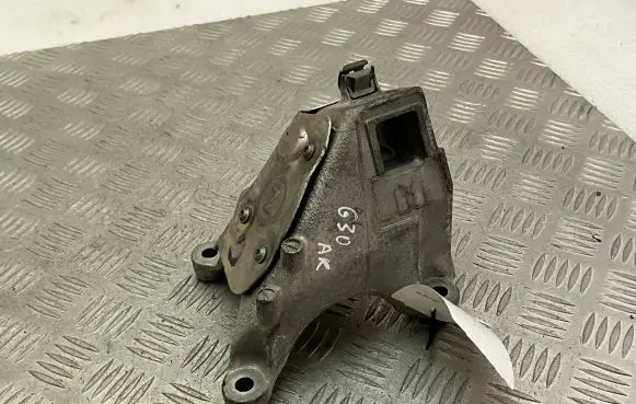 BMW 5 G30 G31 Engine mounting bracket 6870754