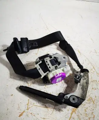 Ford Mustang VI Front seatbelt