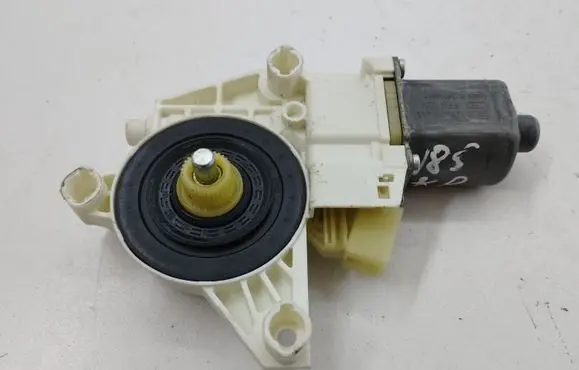 Mercedes-Benz C W204 Front door window regulator motor A2048200142