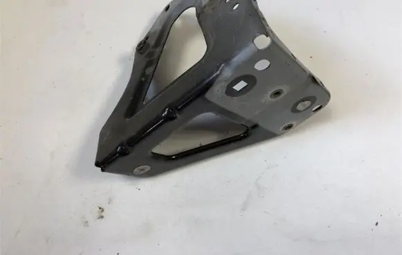 Audi A6 S6 C6 4F Fender mounting bracket 4F0821136A