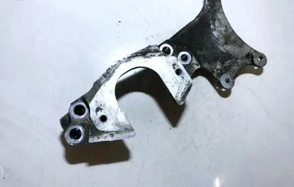 Engine mounting bracket