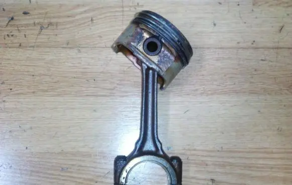 Citroen Berlingo Piston with connecting rod