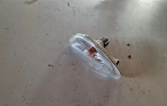 Front fender indicator light