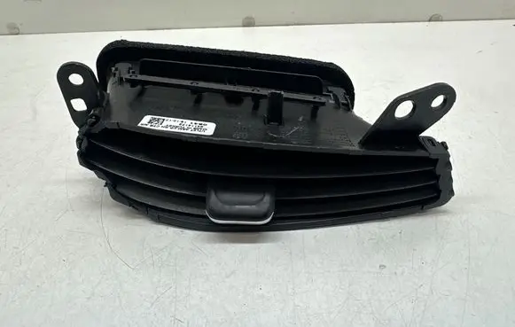 Chevrolet Malibu Dash center air vent grill 84114173