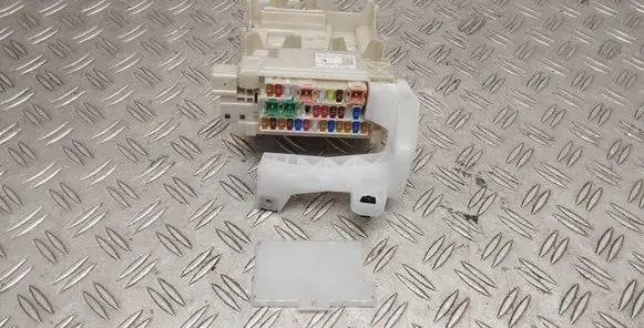 Toyota Aygo AB40 Fuse module 827300H030A