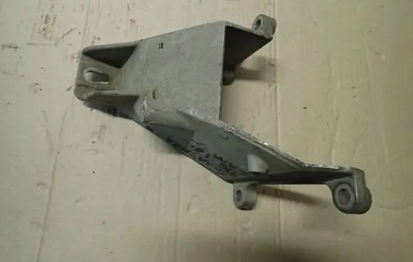 Suzuki Grand Vitara II Engine mount bracket