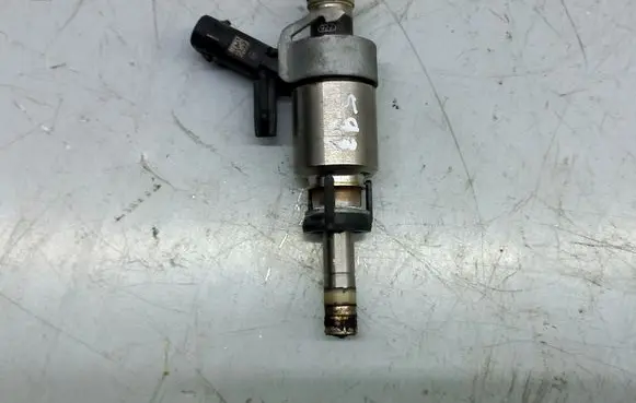 Volkswagen Jetta VI Fuel injector 06A906036F