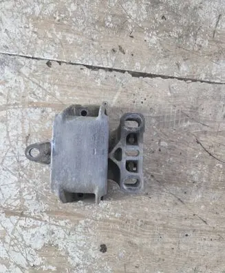 Skoda Octavia Mk1 (1U) Engine mount bracket 1J0199555