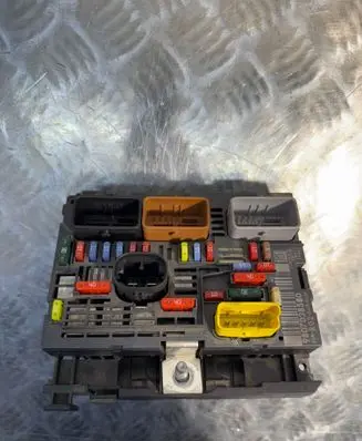 Peugeot 3008 I Fuse module 9807028580