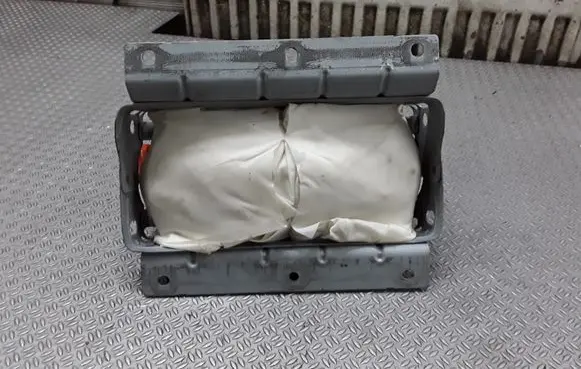 Nissan Maxima A34 Passenger airbag