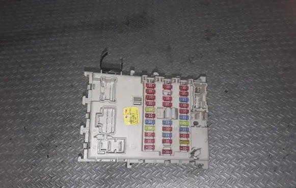 Nissan Primera Fuse module 24350AV700