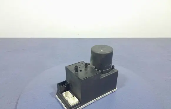 Audi A4 S4 B5 8D Central locking vacuum pump 8D0862257B