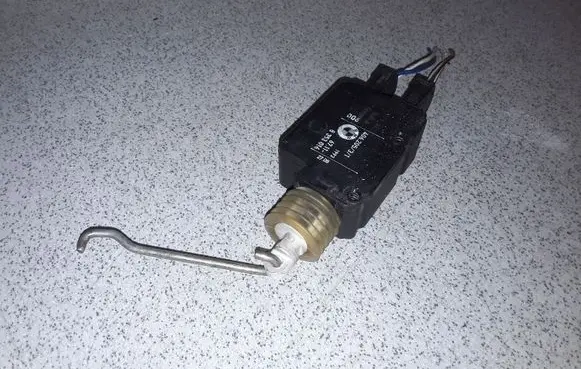 Fuel tank cap lock