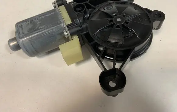Audi A5 Front door window regulator motor 8W0959801