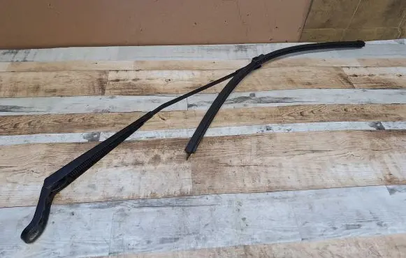 Peugeot 407 Front wiper blade arm