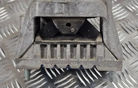 Volkswagen PASSAT B6 Engine mount bracket 1K0199262