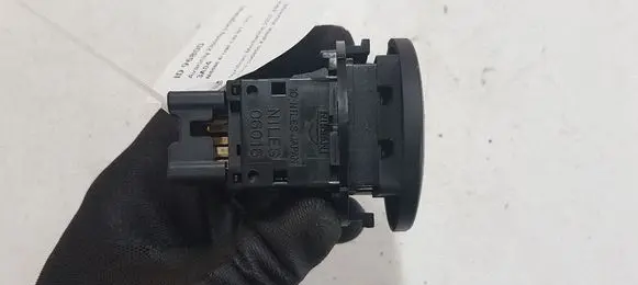 Nissan X-Trail T30 Hazard light switch 06016