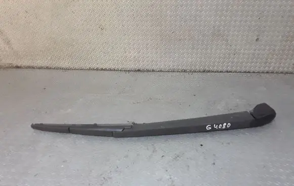 Rear wiper blade arm