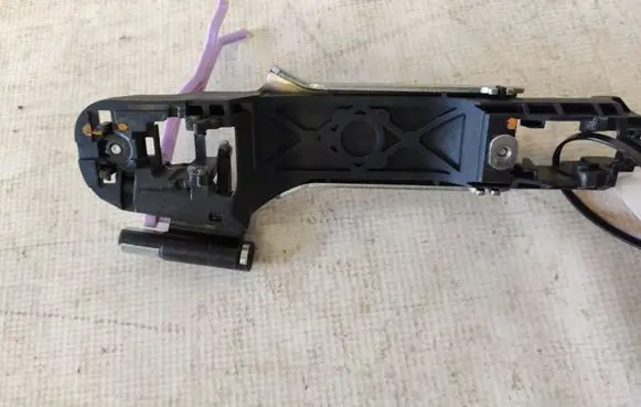 Rear door exterior handle/bracket