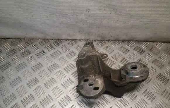 Engine mounting bracket