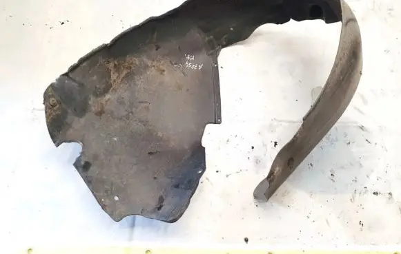 Front wheel arch liner splash guards