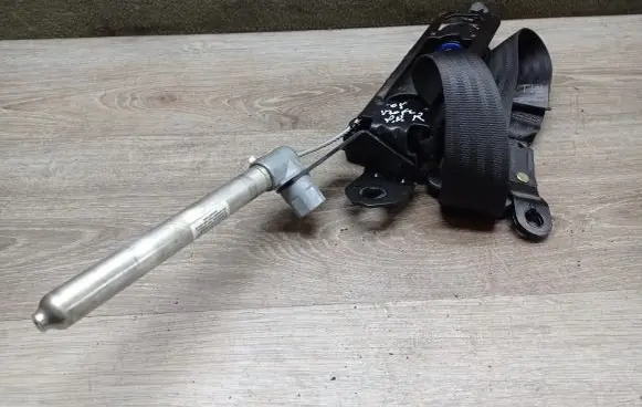 Volvo V70 Front seatbelt 6841793