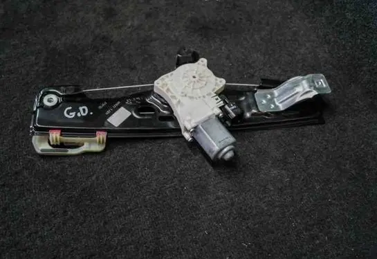 Rear window lifting mechanism without motor