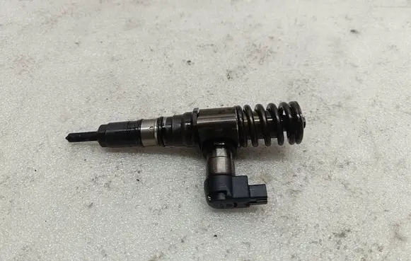 Volkswagen PASSAT B6 Fuel injector 03G130073S