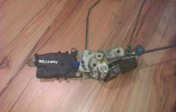 Subaru Forester SF Front door lock