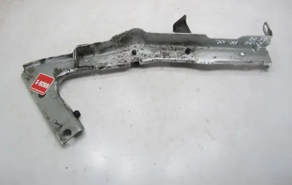 Audi A5 8T 8F Fender mounting bracket 8T0821135C