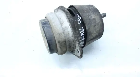 Volkswagen Touareg I Engine mount bracket 7L8199131A